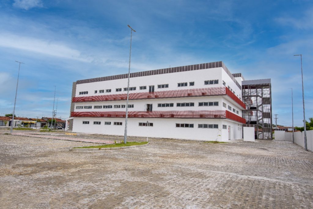 Obra de complementação da construção da maternidade no bairro 17 de março.